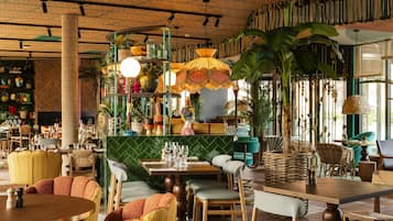 2 restaurants servant le petit déjeuner, le déjeuner et le dîner