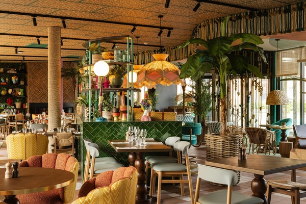 2 restaurants; breakfast, lunch, and dinner served