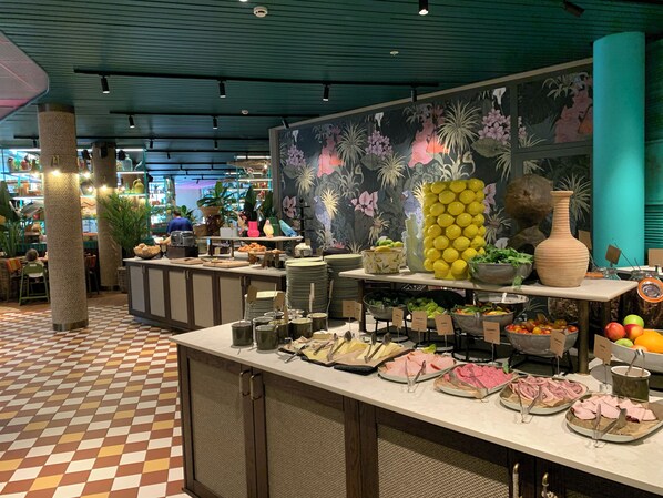 Free daily buffet breakfast 