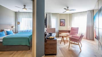 Juniorsvit | Värdeförvaringsskåp på rummet och mörkläggningsgardiner