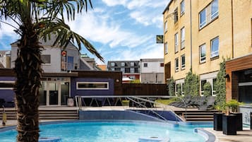 Innenpool, Außenpool, Sonnenschirme, Liegestühle