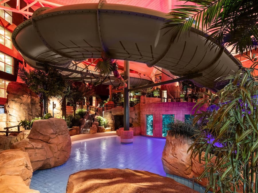 Innendørsbasseng,utendørsbasseng, bassengparasoller og solsenger