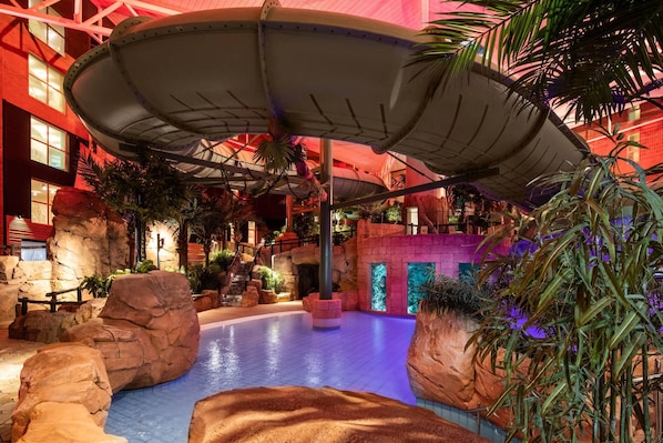 Indoor pool, outdoor pool, pool umbrellas, sun loungers - Quality Hotel The Reef (Frederikshavn)