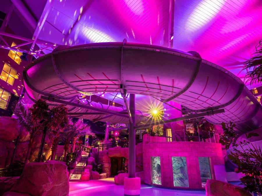 Innenpool, Außenpool, Sonnenschirme, Liegestühle