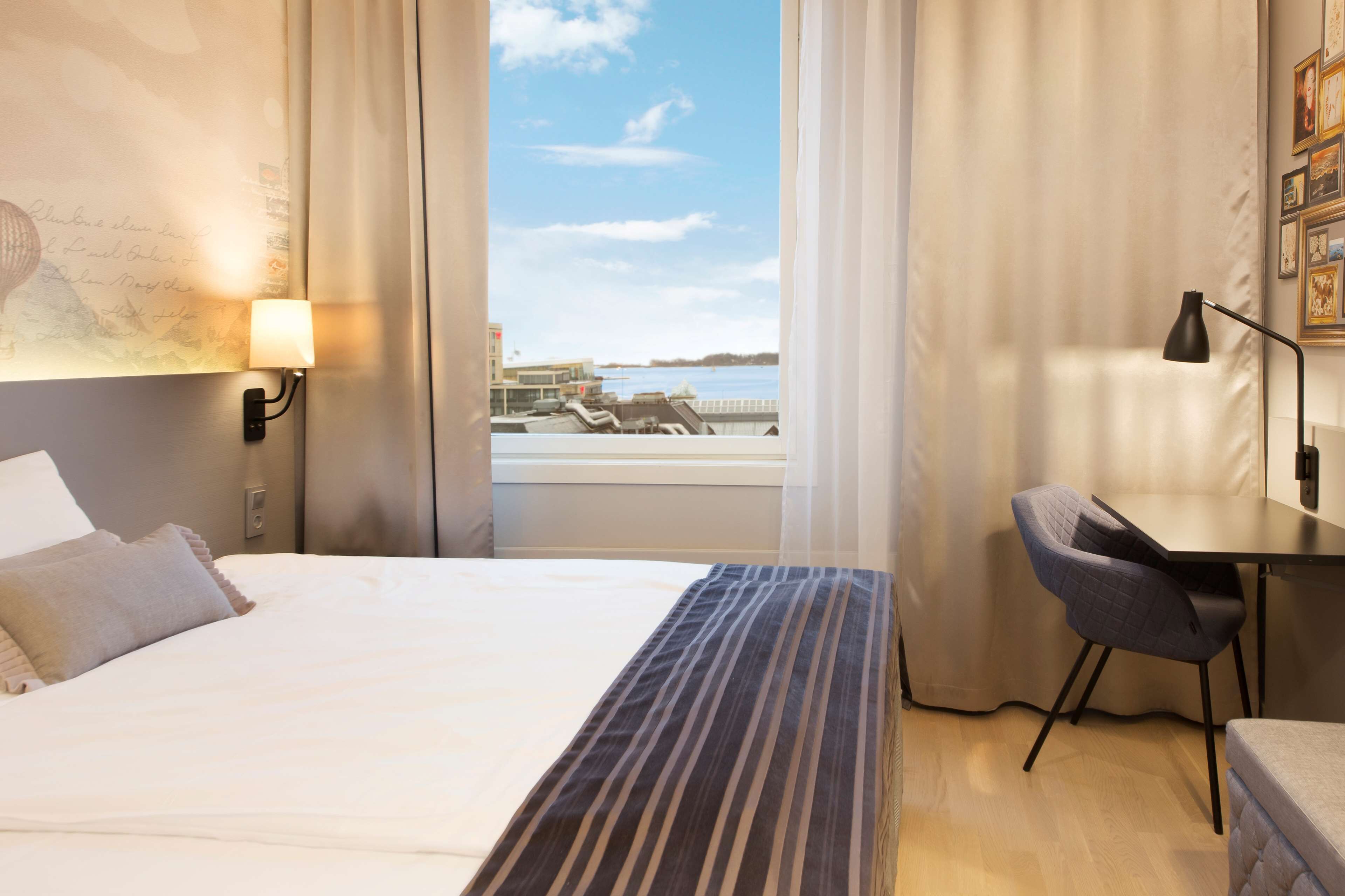 Phòng | Bàn, khu vực làm việc phù hợp cho laptop, màn/rèm cản sáng 