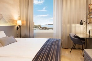 Escritorio, espacio para trabajar con laptop y cortinas blackout