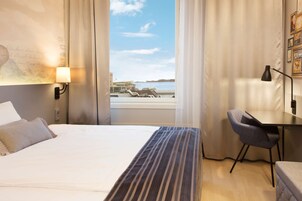 Escritorio, espacio para trabajar con laptop y cortinas blackout 