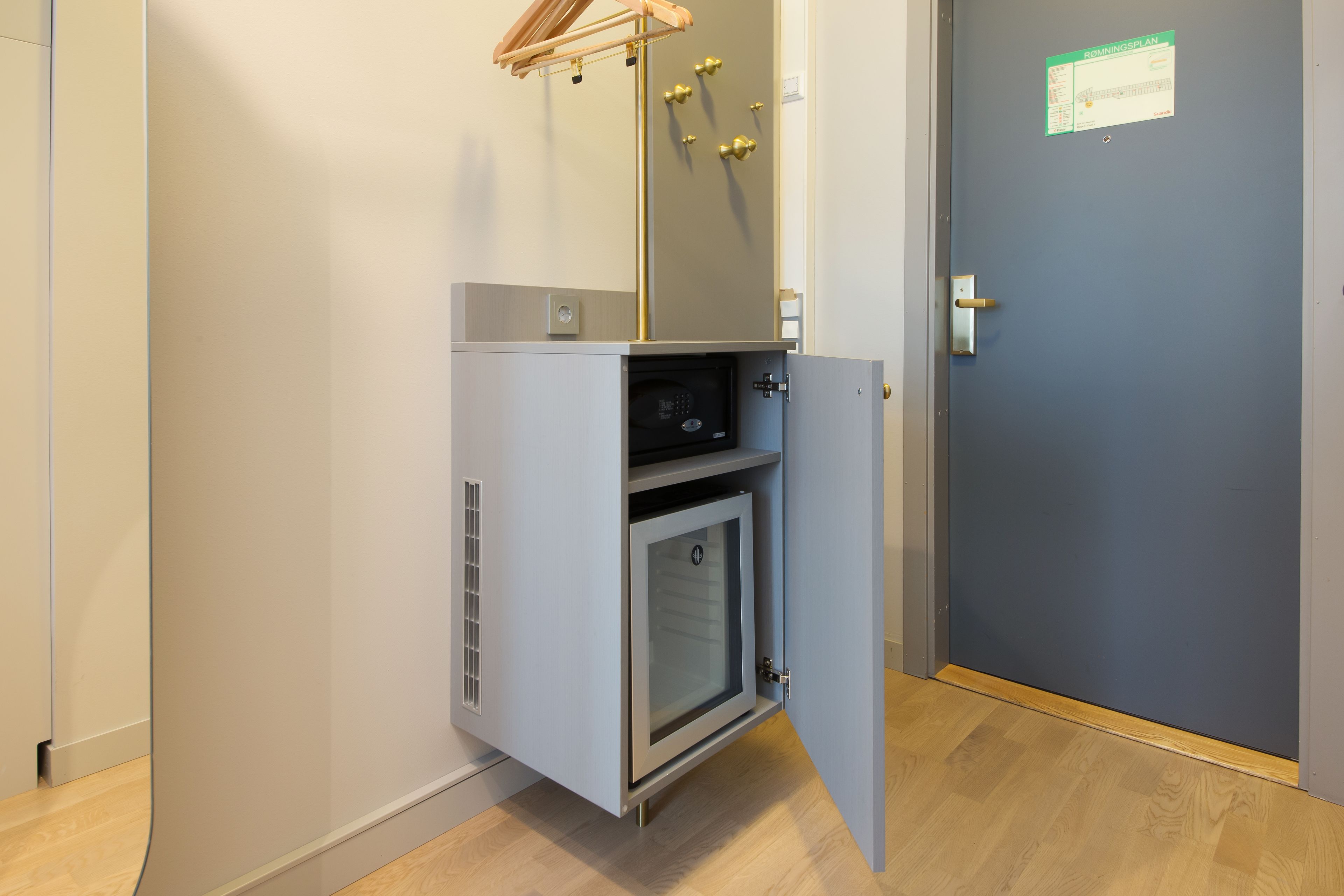 1 bedroom, desk, laptop workspace, blackout curtains