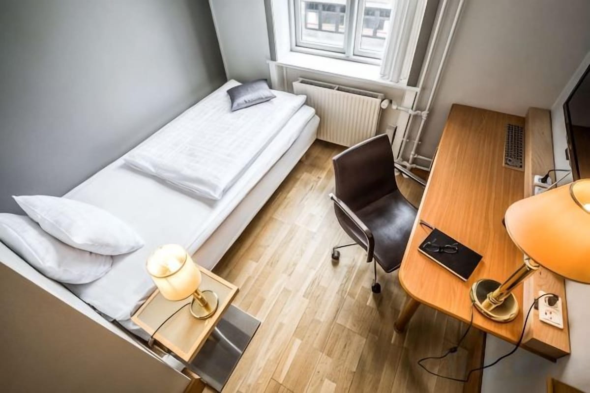 Zimmersafe, Schreibtisch, Verdunkelungsvorhänge, Bügeleisen/Bügelbrett
