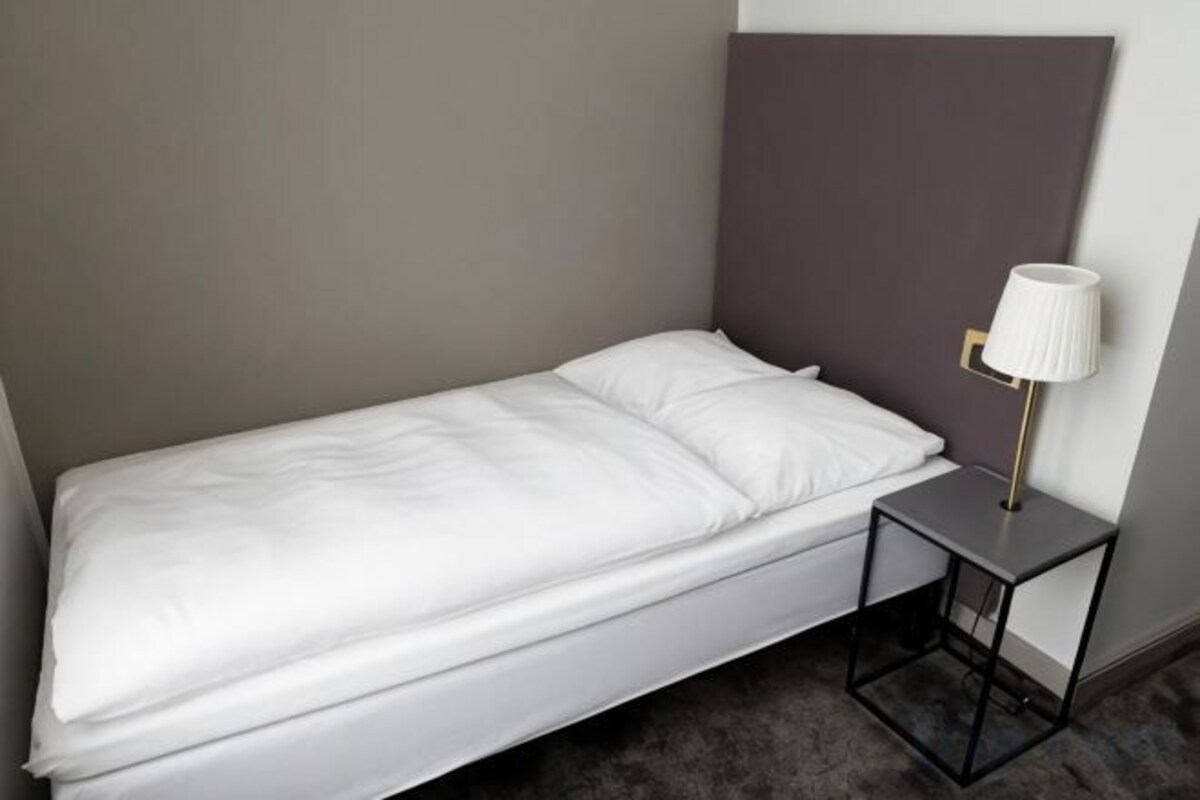 Värdeförvaringsskåp på rummet, skrivbord och mörkläggningsgardiner