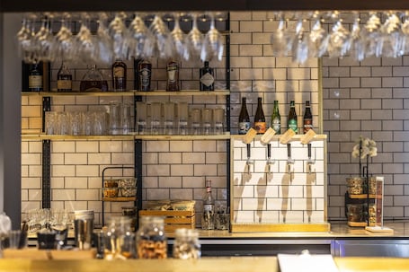 Bar (trong khuôn viên)