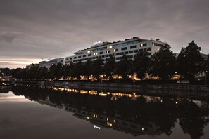 Situated by a serene body of water, this hotel offers stunning views from its upper floors.