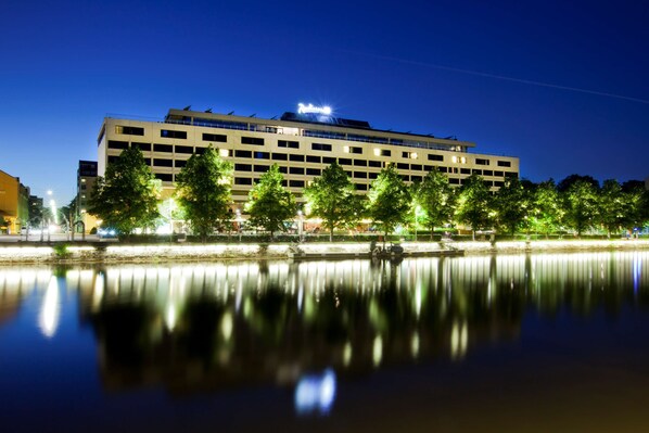 Situated by a serene body of water, this hotel offers stunning views from its multiple floors.