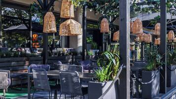 Se sirven cenas; con mesas al aire libre