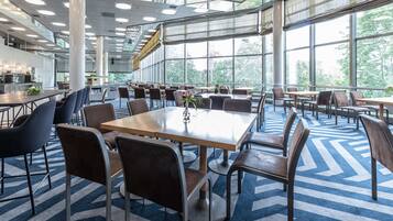 Sarapan prasmanan setiap hari (EUR 21 per orang)