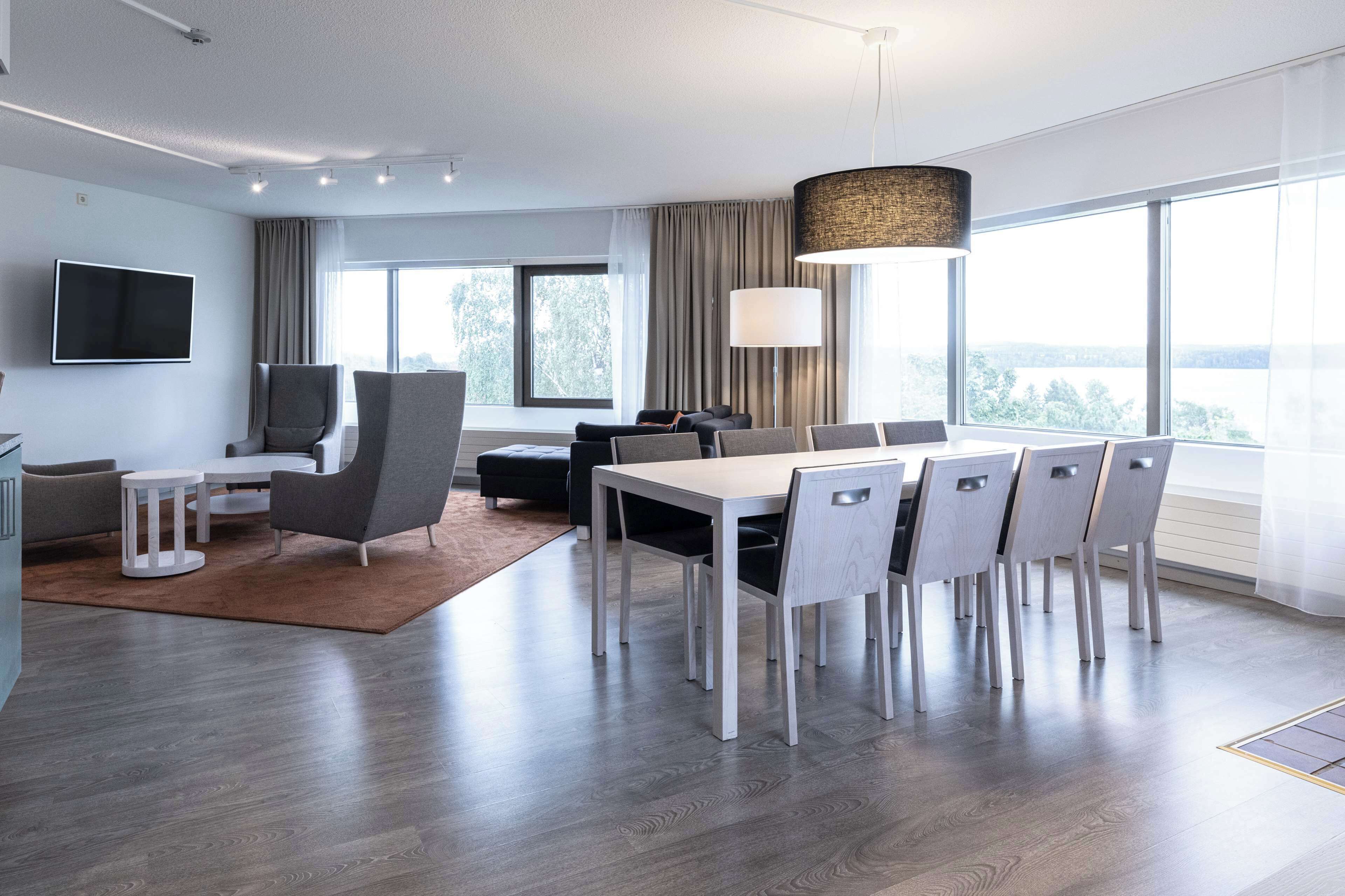 套房 (Master) | 迷你吧、客房内保险箱、办公桌、笔记本电脑工作区