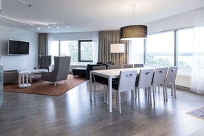 Suite (Master) | Minibar, safe på rommet, skrivebord og skrivebord for bærbar PC