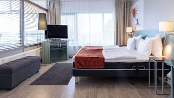 Minibar, caja de seguridad en la habitación y escritorio
