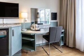 Minibar, safe på rommet, skrivebord og skrivebord for bærbar PC