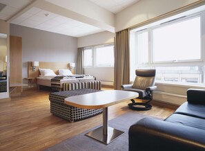 Minibar, in-room safe, desk, iron/ironing board