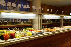 A buffet with various food items and a selection of beverages. - Scandic Solli Oslo (Oslo)