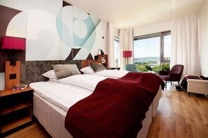 标准双床房 | 办公桌、遮光窗帘、免费婴儿床、免费 WiFi