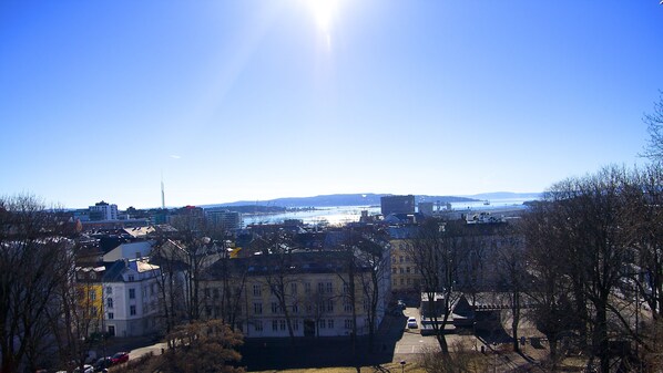A cityscape with buildings, a river, and a clear sky. - Scandic Solli Oslo (Oslo)