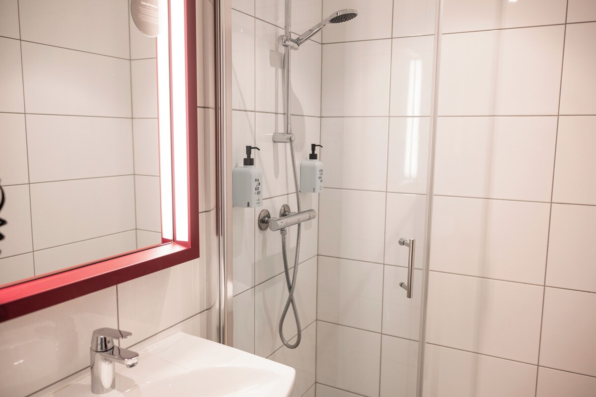 Shower, hair dryer, towels