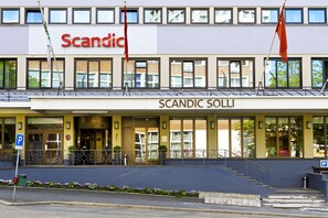 A hotel named "Scandic" with a modern facade, large windows, and a visible entrance. - Scandic Solli Oslo (Oslo)