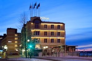 Fassade der Unterkunft – Abend/Nacht