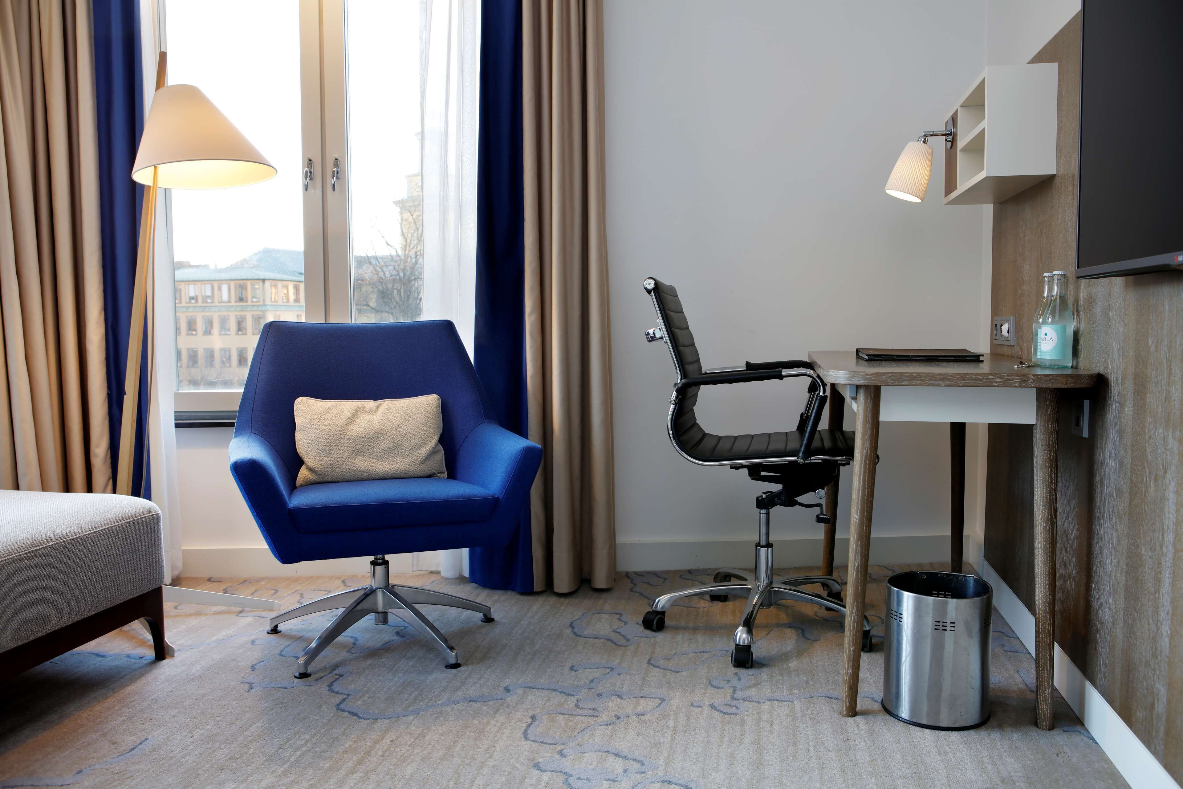 deluxe room, 1 king bed | 1 bedroom, premium bedding, in-room safe, blackout curtains