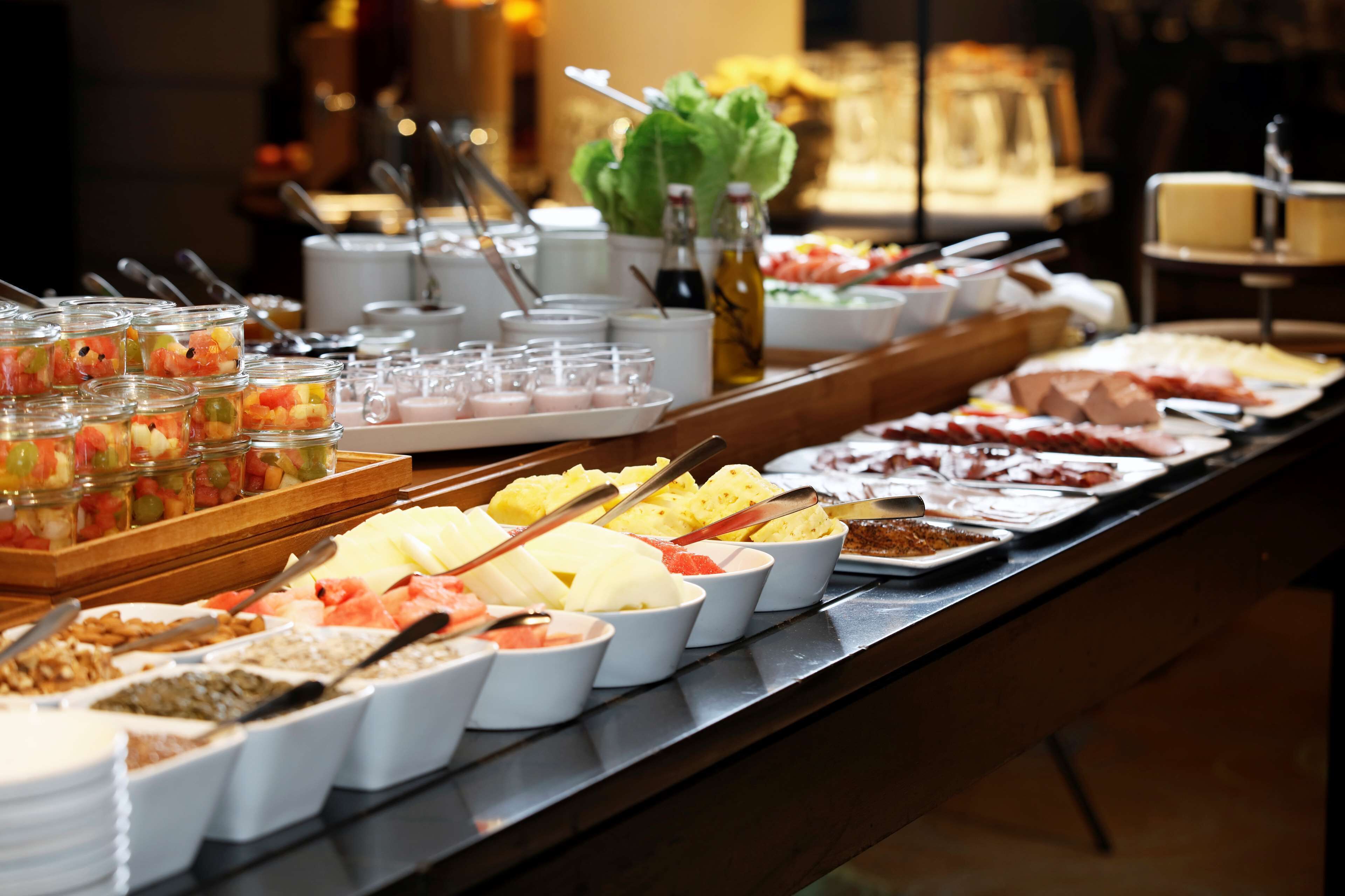 Un buffet proposant une variété de plats et d’ustensiles.
