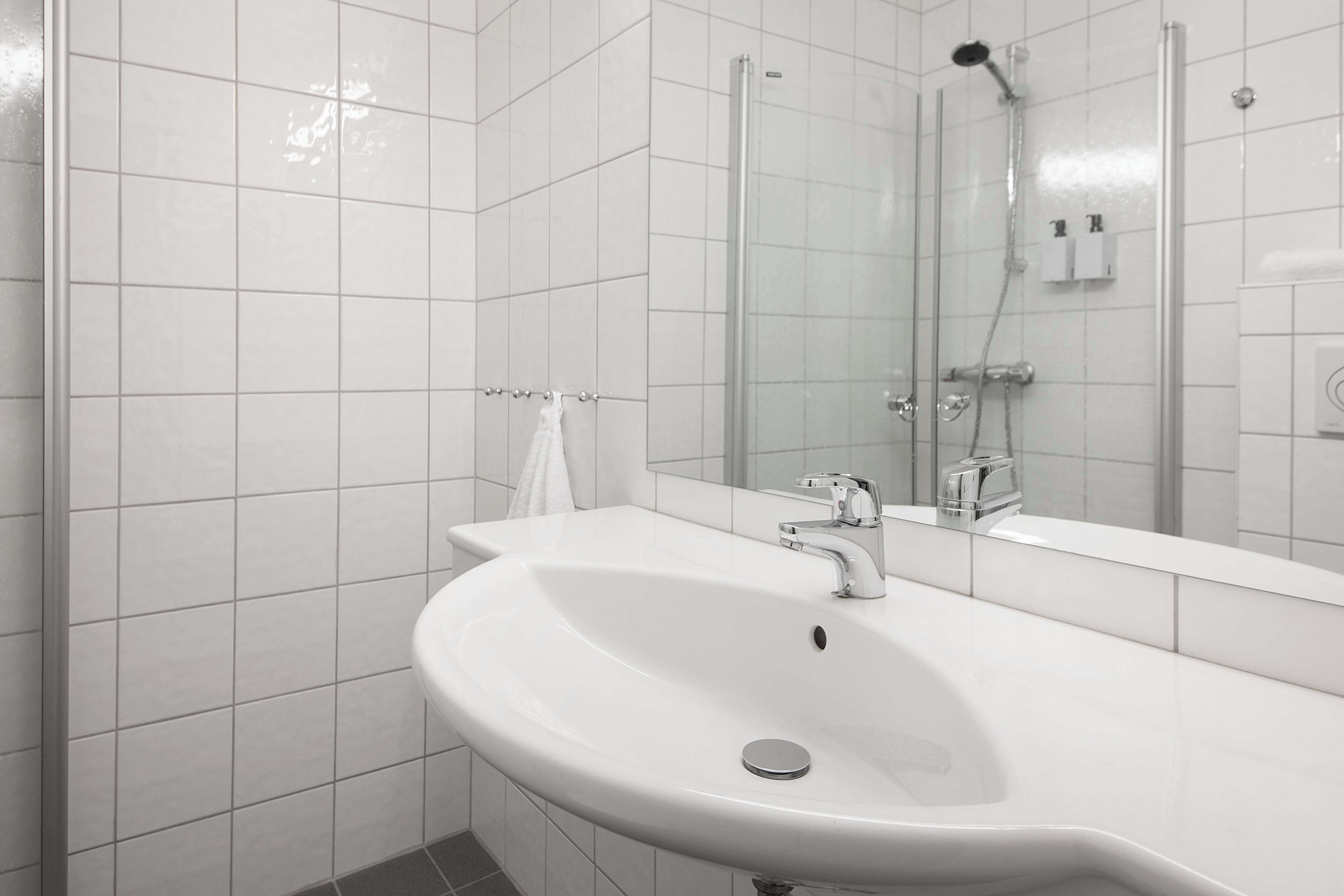 standard double room | desk, iron/ironing board, free wifi, wheelchair access