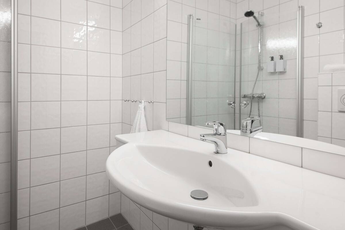 standard double room | desk, iron/ironing board, free wifi, wheelchair access