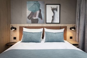 Escritorio, tabla de planchar con plancha y wifi gratis 