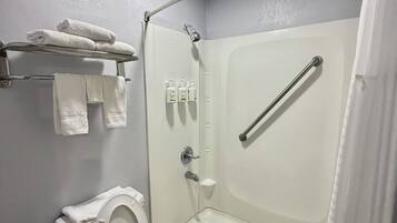 Quarto, 2 camas de casal, acessível | Banheiro | Produtos de toalete grátis, secador de cabelo, toalhas de banho