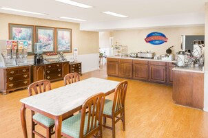 Desayuno completo gratuito y diario