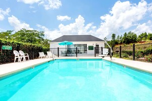 Una piscina al aire libre de temporada, tumbonas