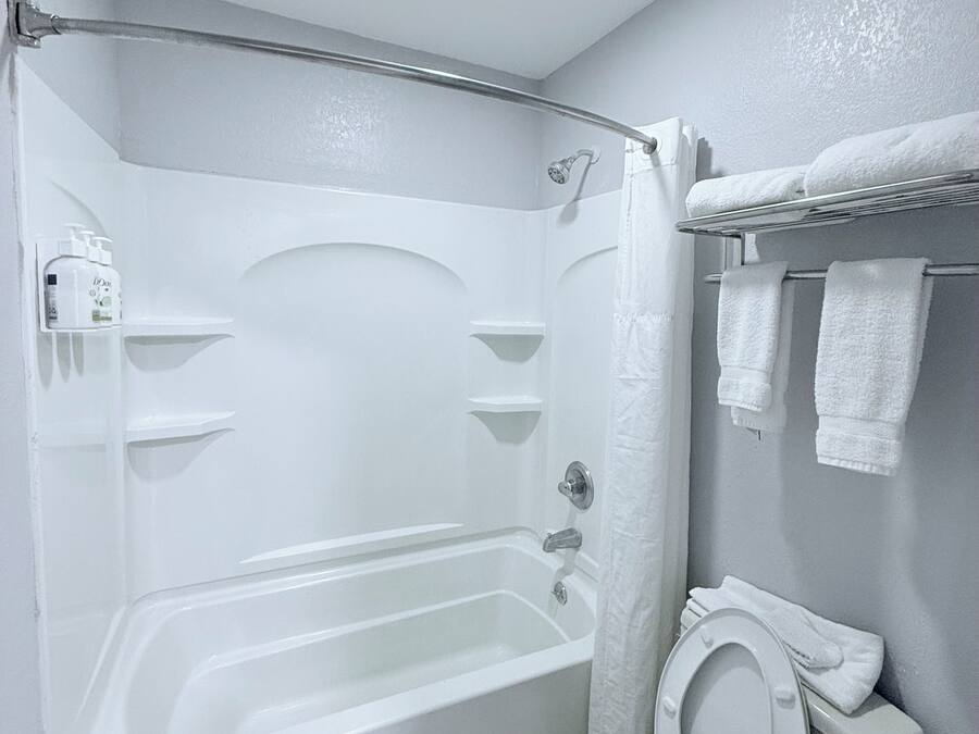 Ein modernes Badezimmer mit Badewanne, Dusche und Toilette.