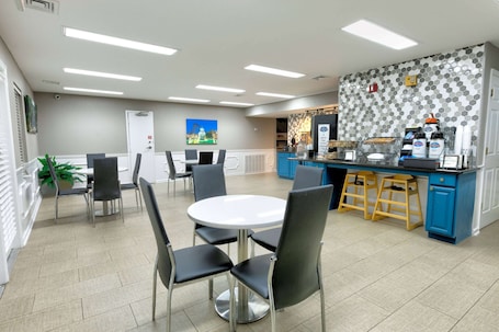 Desayuno para llevar incluido todos los días . Baymont by Wyndham Prattville/Montgomery