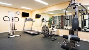 Ein Fitnessraum mit Laufbändern, Crosstrainern und Kraftgeräten.