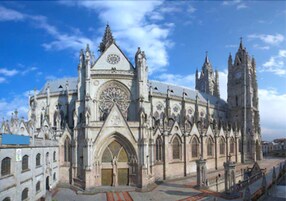 Une vaste cathédrale de style gothique, remarquable pour ses détails architecturaux complexes, notamment ses arcs brisés et son imposante rosace.