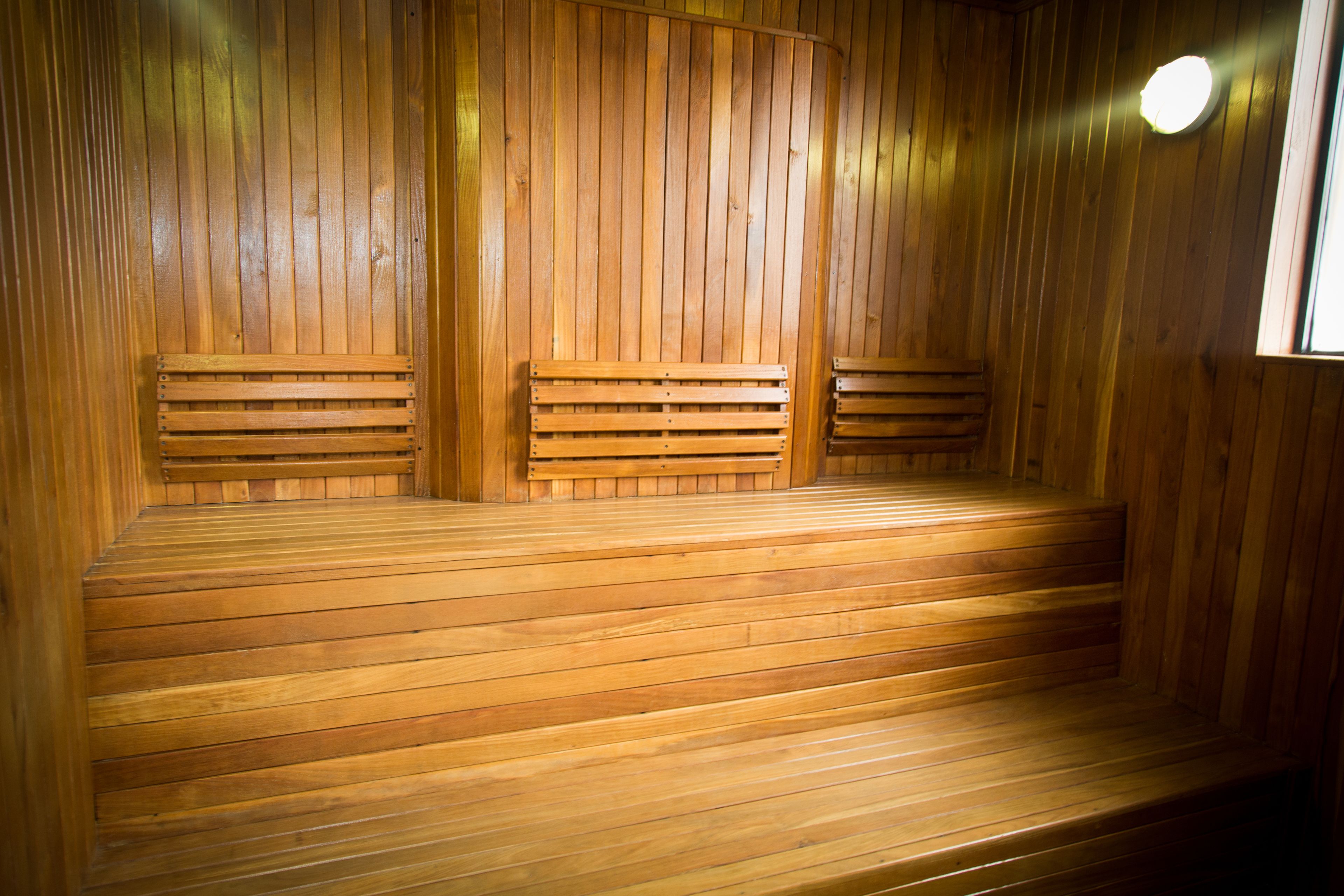Una sauna de madera con bancos y escalones.