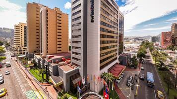 Vista frontal de la propiedad