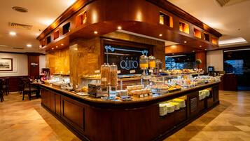 Desayuno buffet (USD 26 por persona)