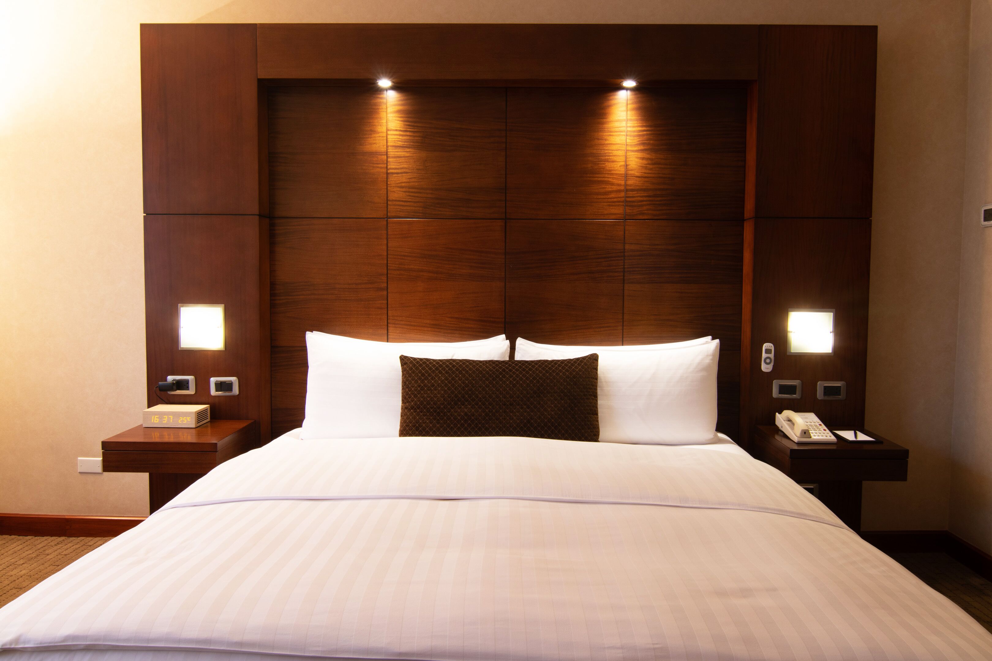 executive suite, 1 bedroom, 1 king bed, executive lounge access | egyptian cotton sheets, premium bedding, minibar, in-room safe