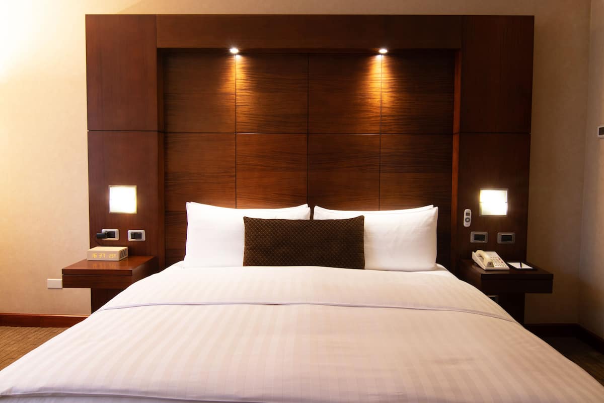 executive suite, 1 bedroom, 1 king bed, executive lounge access | egyptian cotton sheets, premium bedding, minibar, in-room safe
