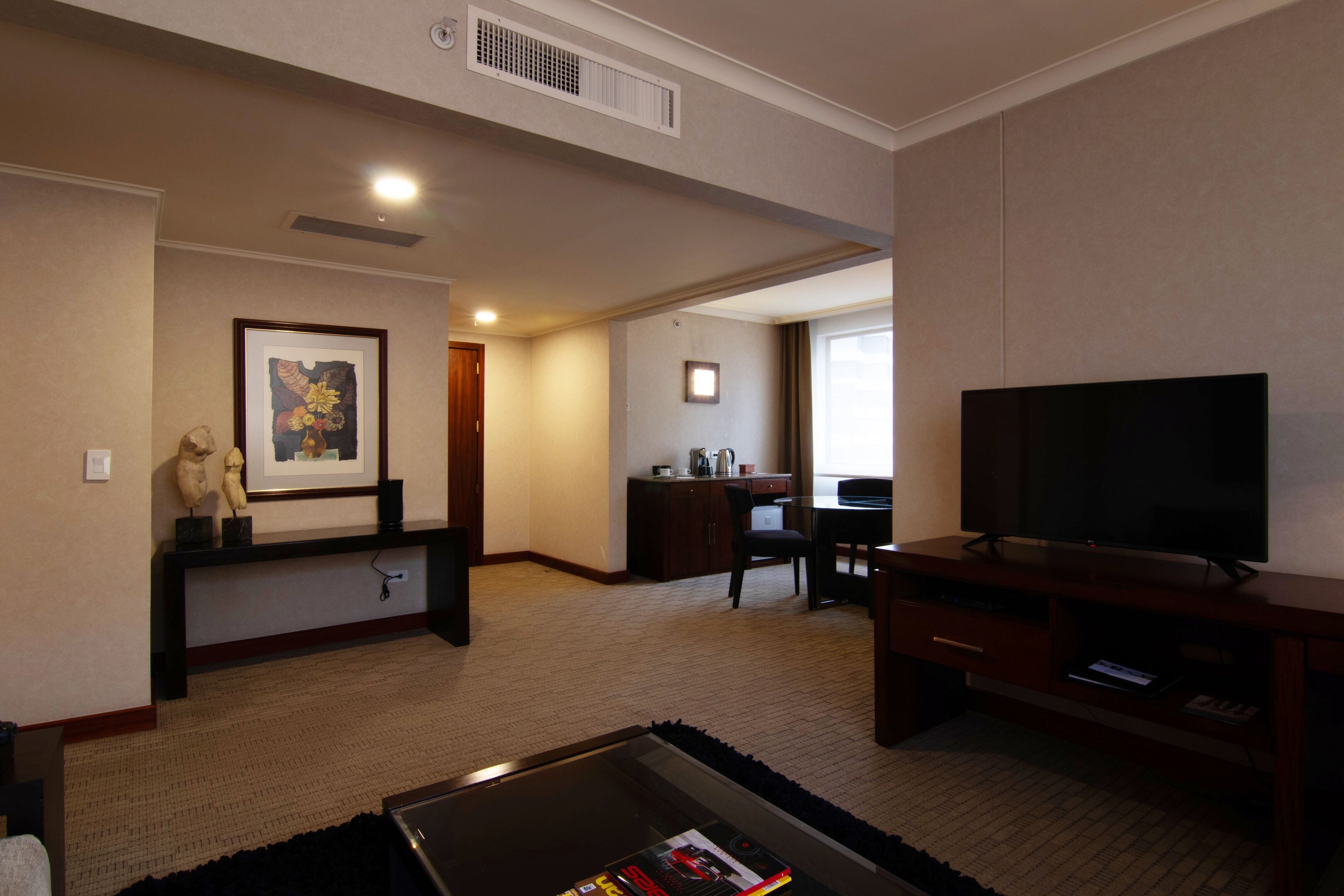 executive suite, 1 bedroom, 1 king bed, executive lounge access | egyptian cotton sheets, premium bedding, minibar, in-room safe