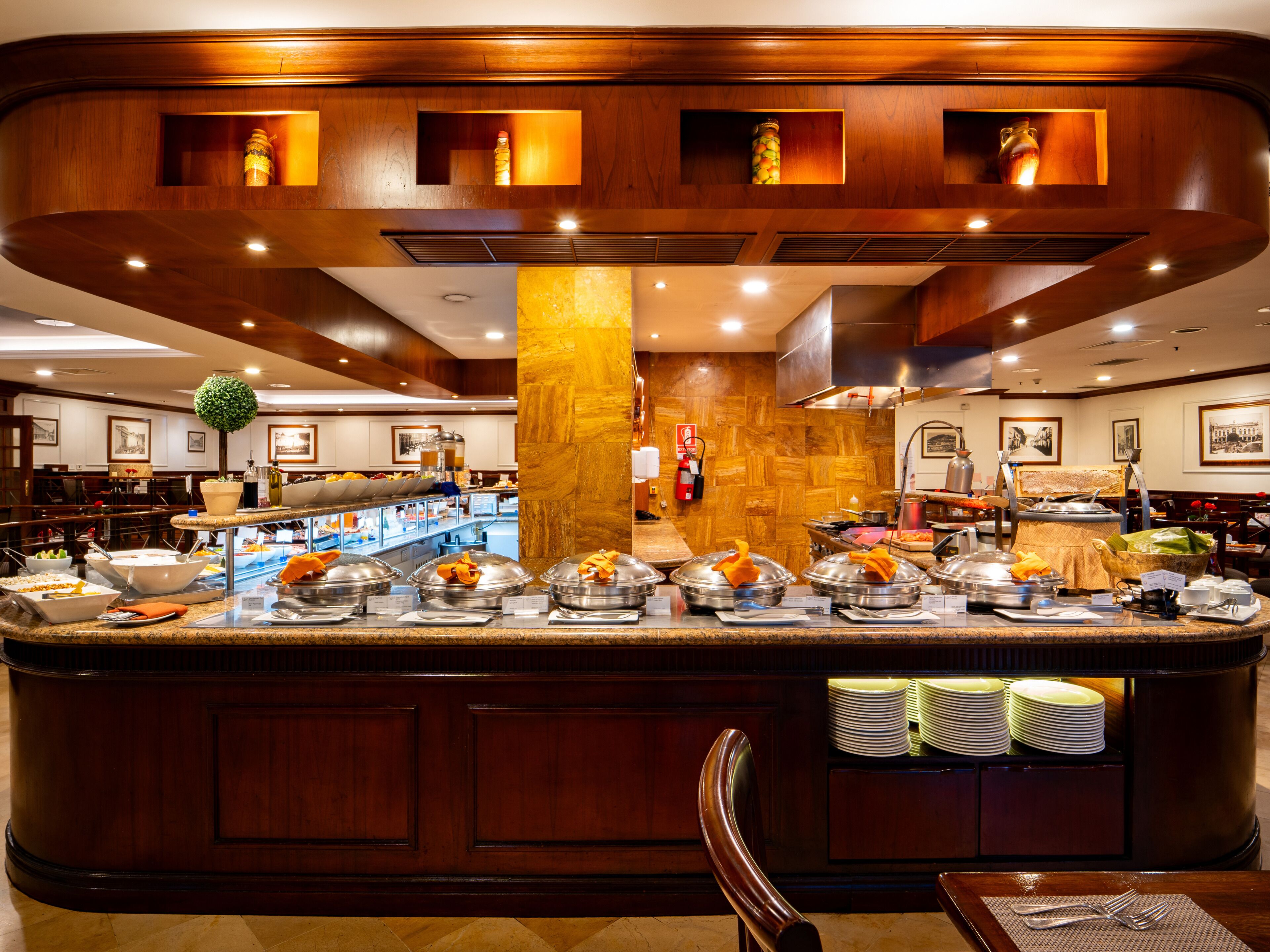 5 restaurants, breakfast, lunch, dinner served; fondue