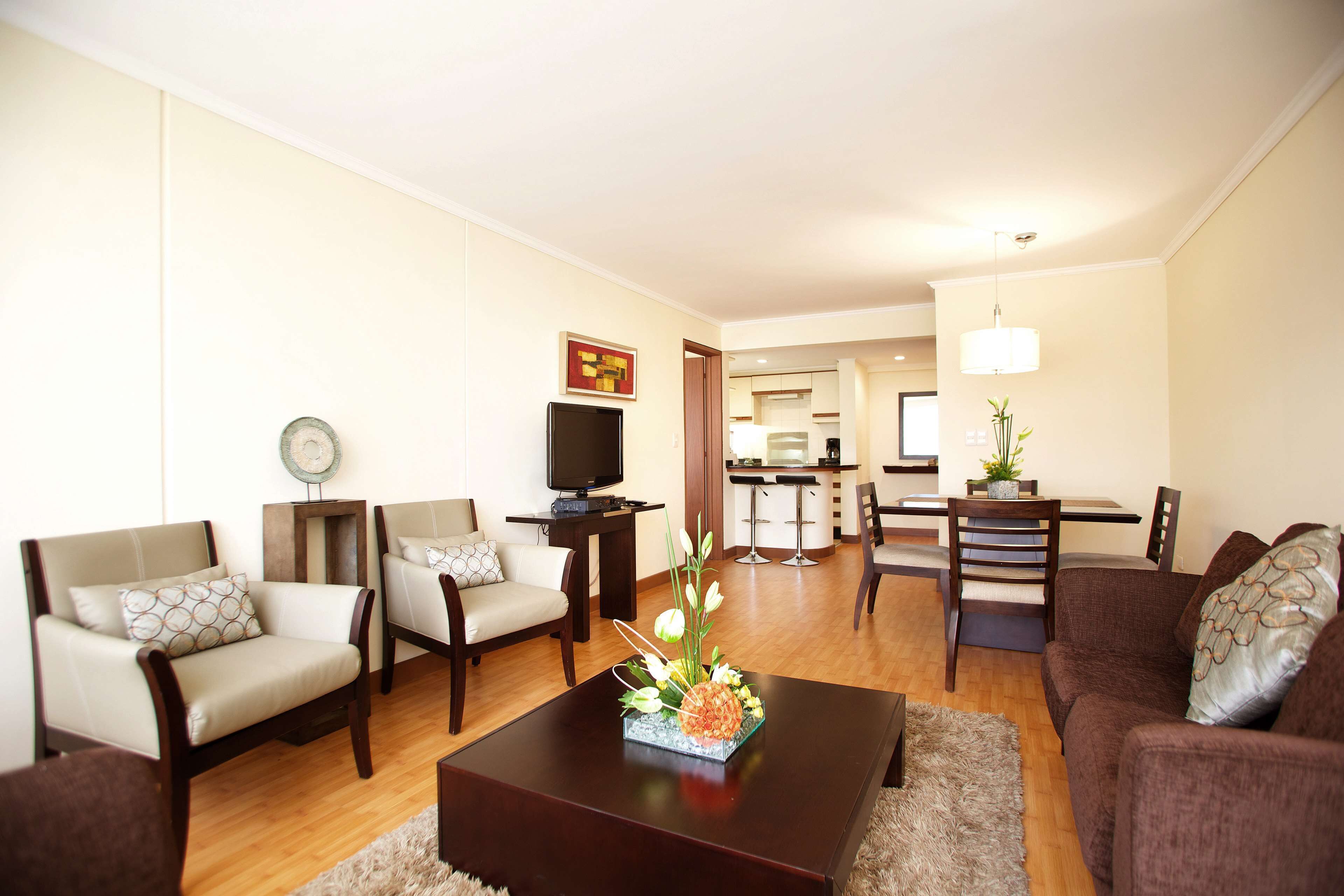 Sábanas de algodón egipcio, ropa de cama de alta calidad y minibar 